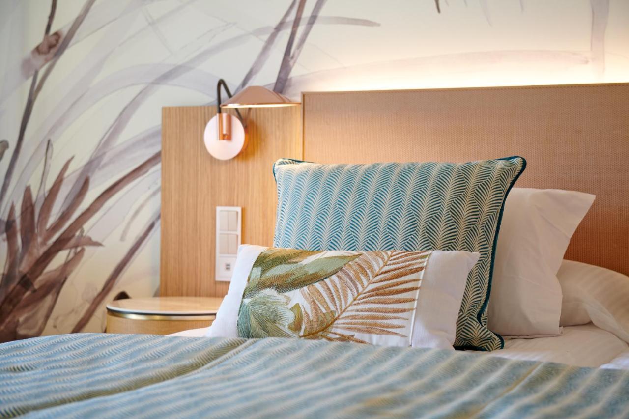 ホテル グルーポテル パルク ナチュラル＆スパ プラヤ・デ・ムロ エクステリア 写真 A bed with cushions