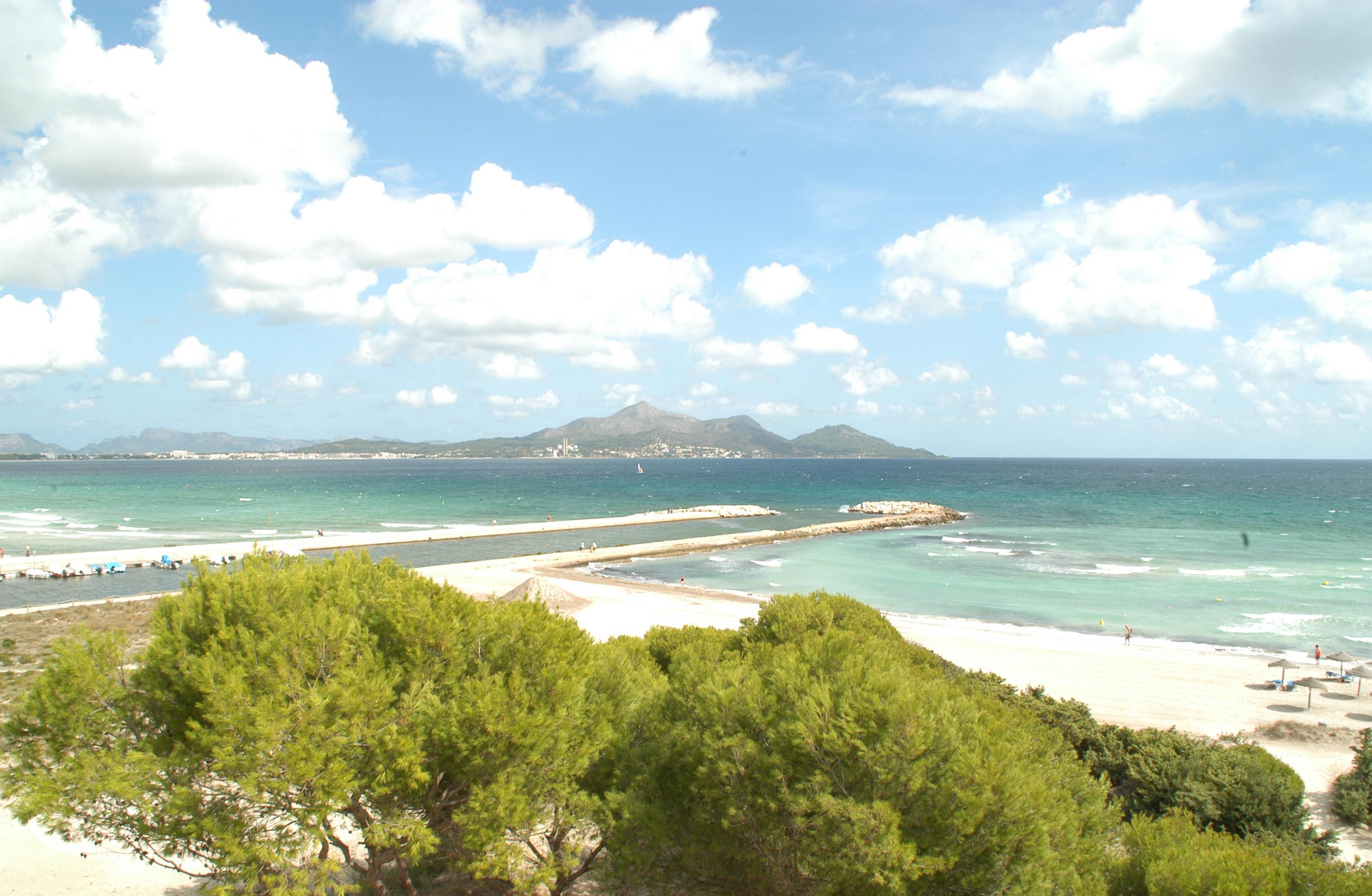 ホテル グルーポテル パルク ナチュラル＆スパ プラヤ・デ・ムロ エクステリア 写真 View of the island of Mallorca from the coast of Portals Nous