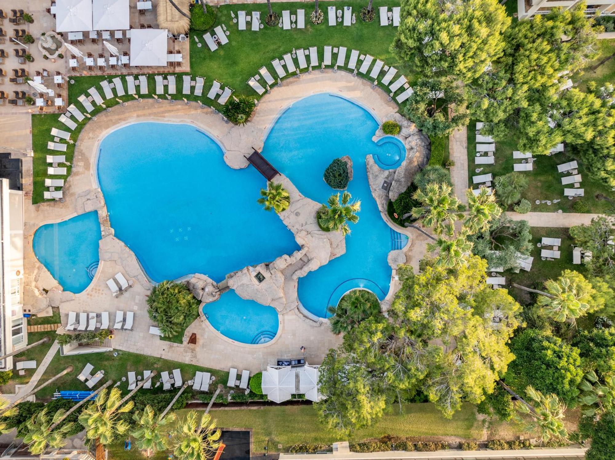 ホテル グルーポテル パルク ナチュラル＆スパ プラヤ・デ・ムロ エクステリア 写真 Aerial view of the pool