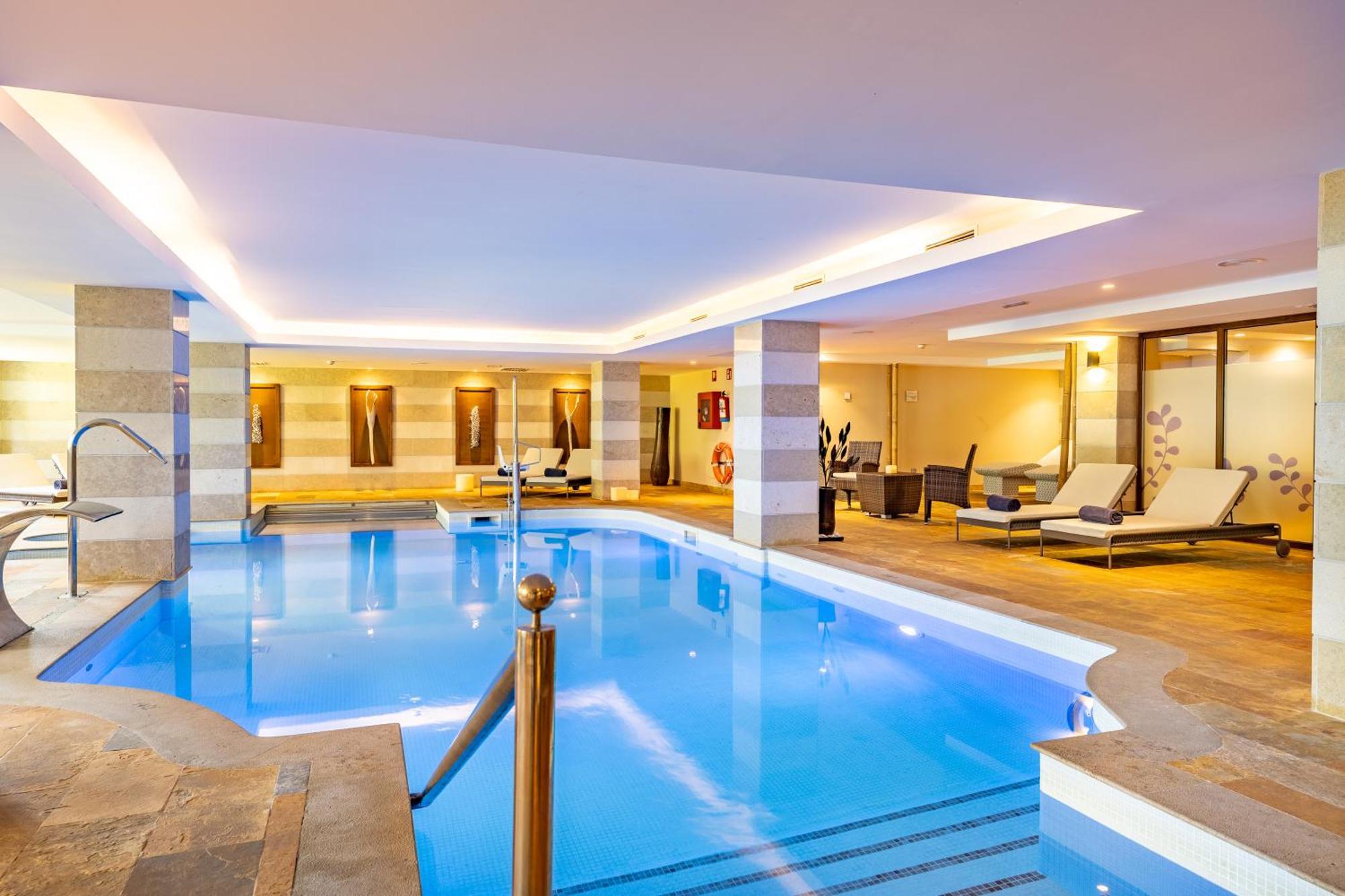 ホテル グルーポテル パルク ナチュラル＆スパ プラヤ・デ・ムロ エクステリア 写真 The swimming pool at the hotel