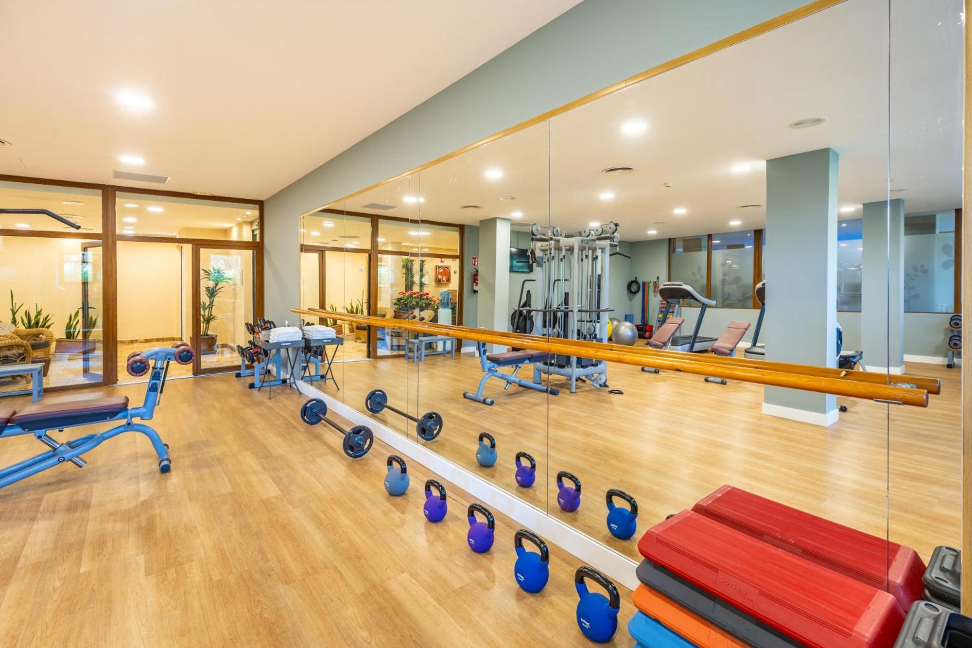 ホテル グルーポテル パルク ナチュラル＆スパ プラヤ・デ・ムロ エクステリア 写真 The gym at the hotel