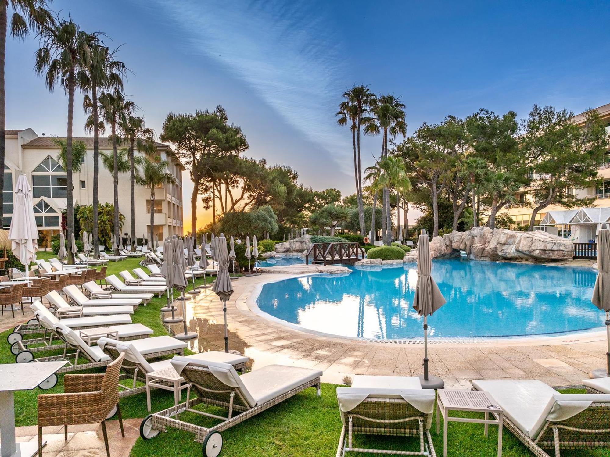 ホテル グルーポテル パルク ナチュラル＆スパ プラヤ・デ・ムロ エクステリア 写真 The pool at the Hotel Majestic
