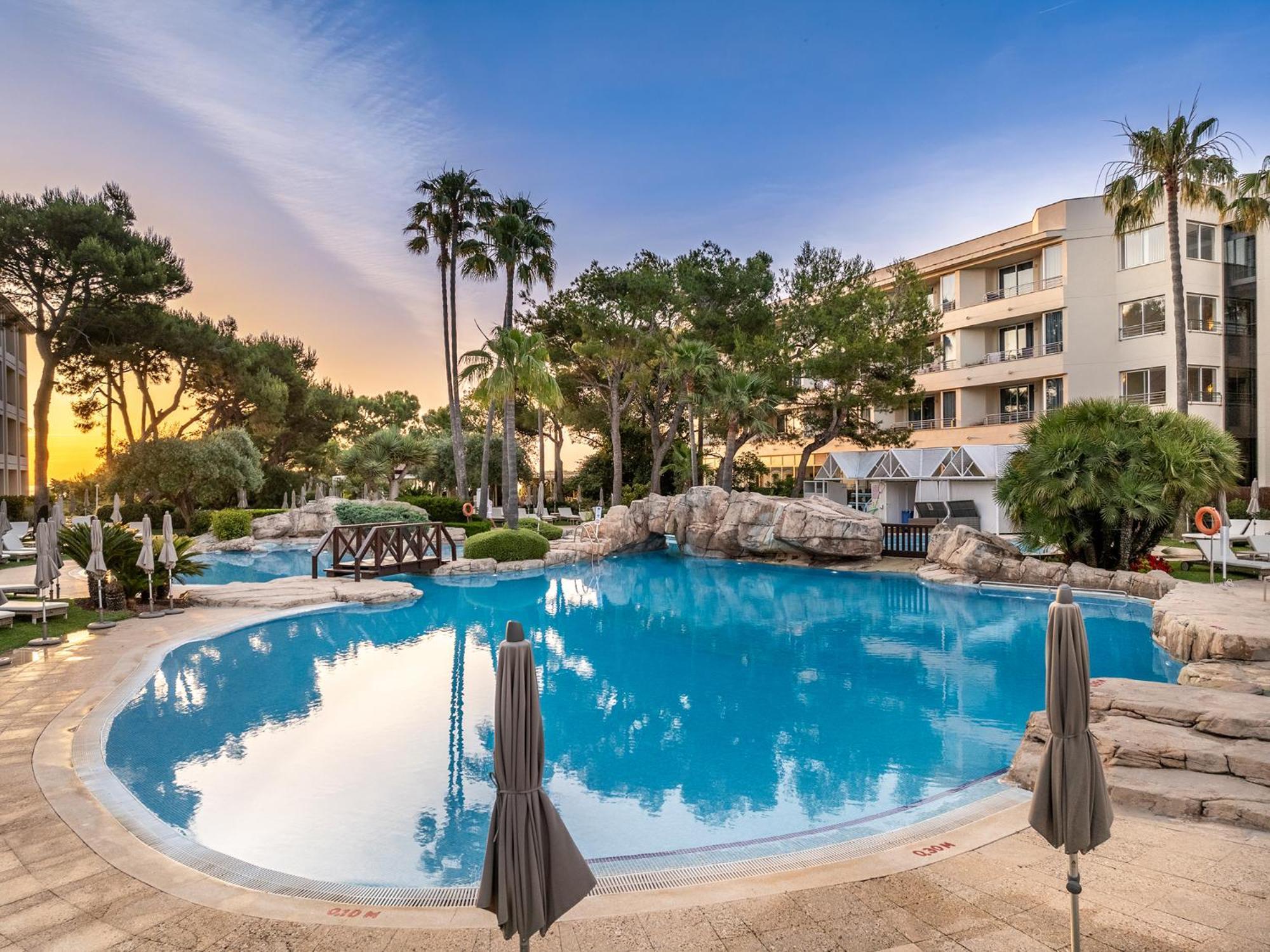 ホテル グルーポテル パルク ナチュラル＆スパ プラヤ・デ・ムロ エクステリア 写真 The pool at the hotel