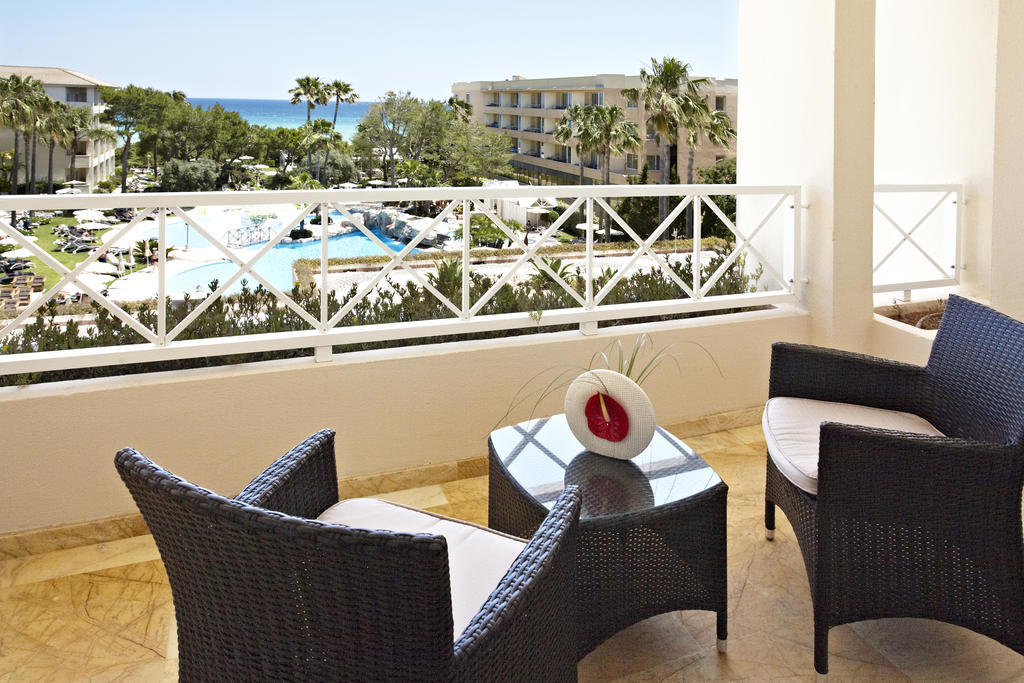 ホテル グルーポテル パルク ナチュラル＆スパ プラヤ・デ・ムロ 部屋 写真 A balcony at the Hilton Nicosia