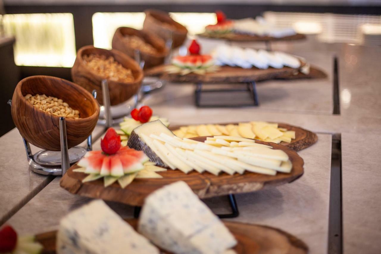 ホテル グルーポテル パルク ナチュラル＆スパ プラヤ・デ・ムロ エクステリア 写真 Cheese at a buffet