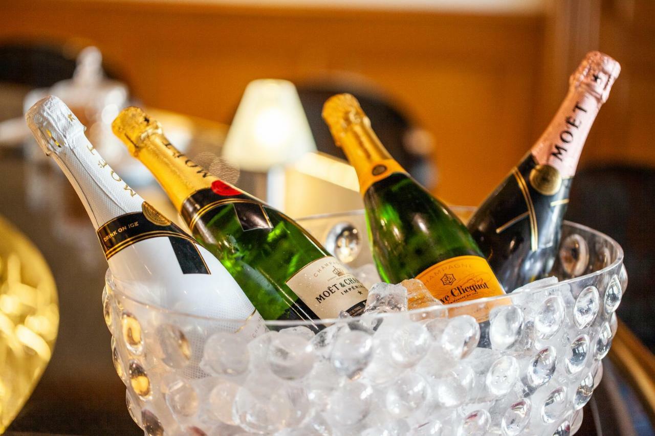 ホテル グルーポテル パルク ナチュラル＆スパ プラヤ・デ・ムロ エクステリア 写真 Champagne bottles in an ice bucket