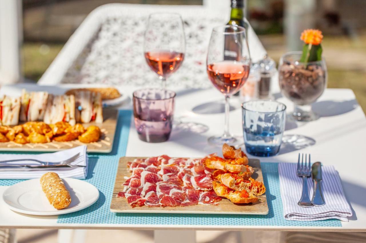 ホテル グルーポテル パルク ナチュラル＆スパ プラヤ・デ・ムロ エクステリア 写真 A typical tapas bar table