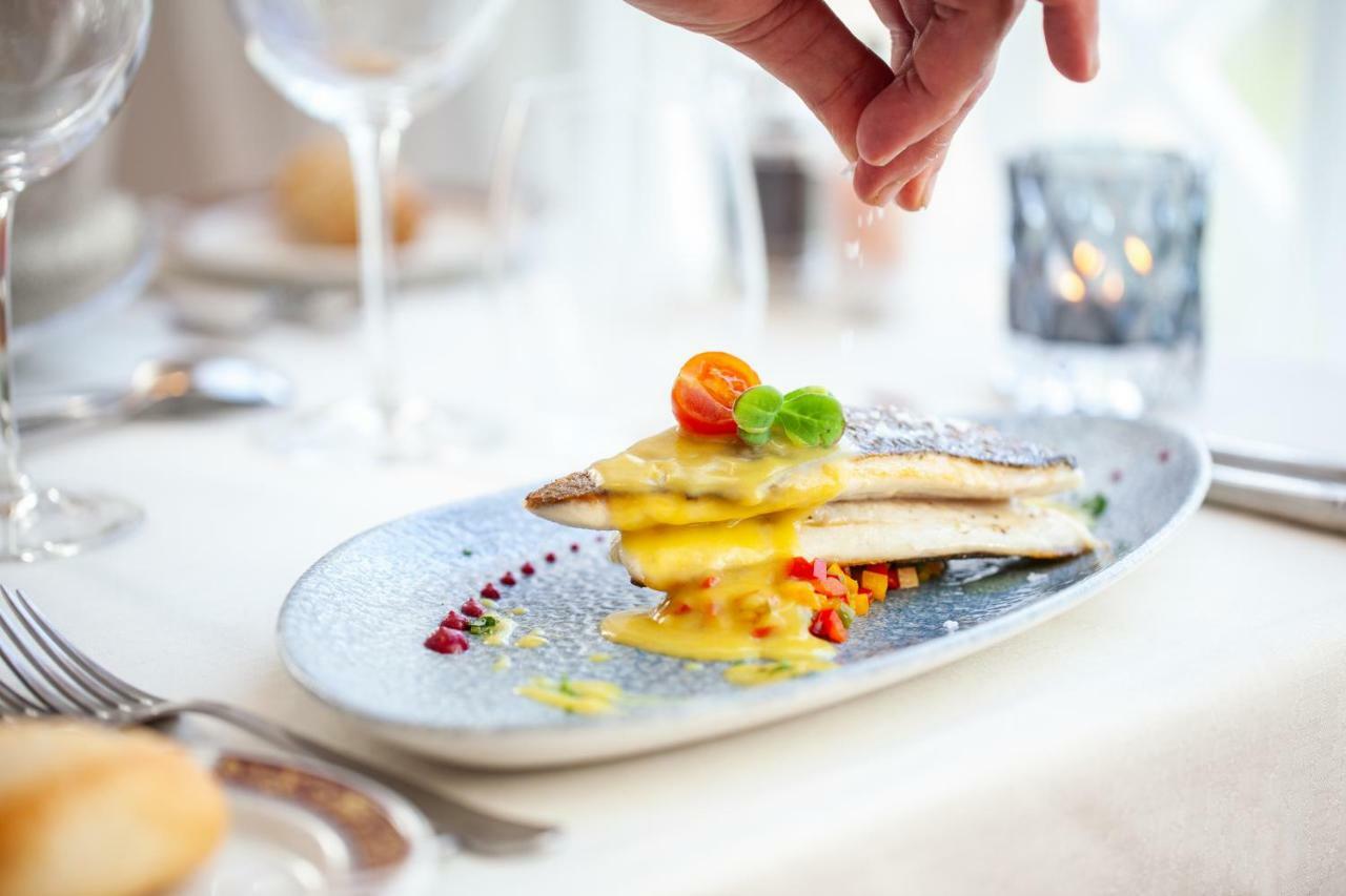 ホテル グルーポテル パルク ナチュラル＆スパ プラヤ・デ・ムロ エクステリア 写真 A chef seasoning a dish
